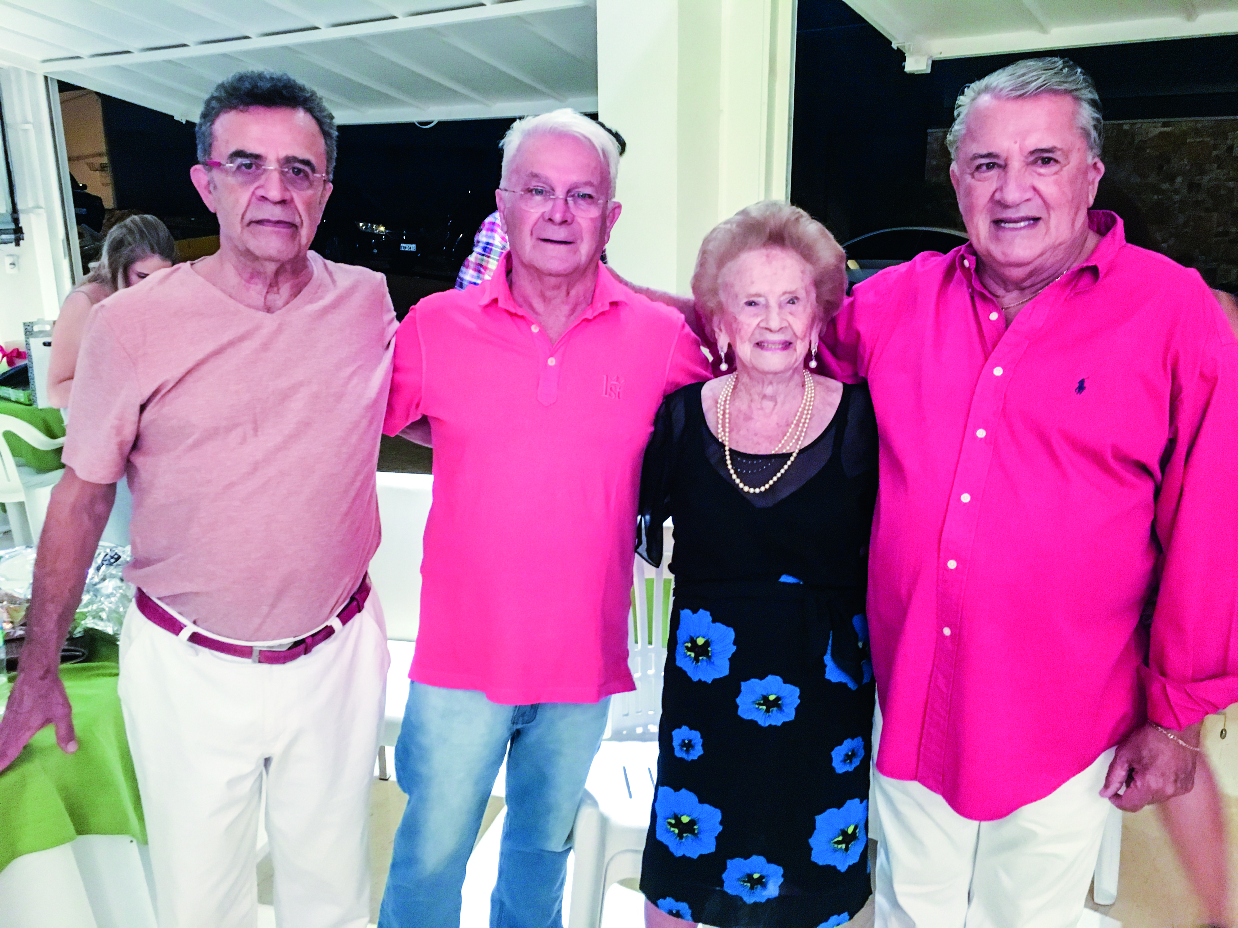 Dona Nenê com os filhos Antônio Carlos, Paulo Fernando e Mário Roberto (Foto: Arquivo de Família/Reprodução)